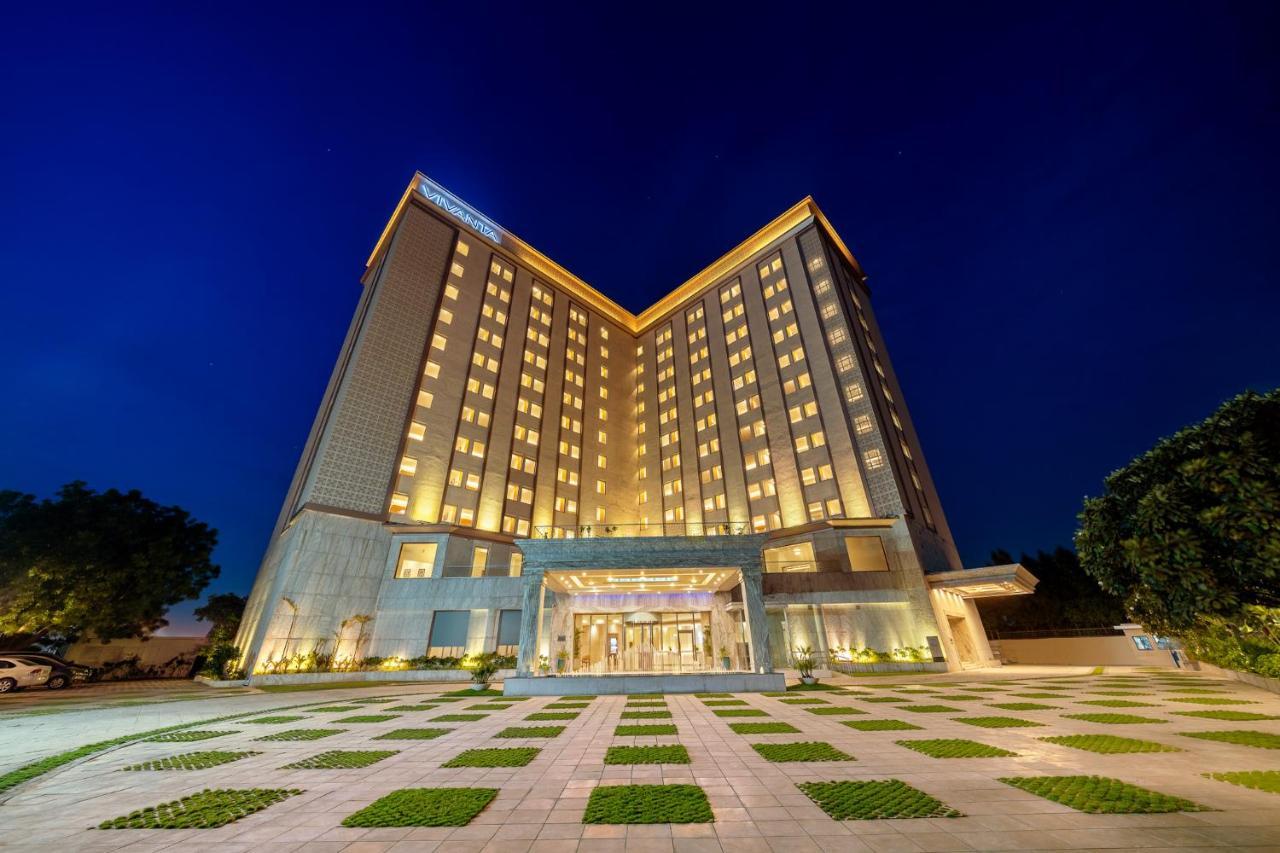 Vivanta Ahmedabad Sg Highway Exterior photo