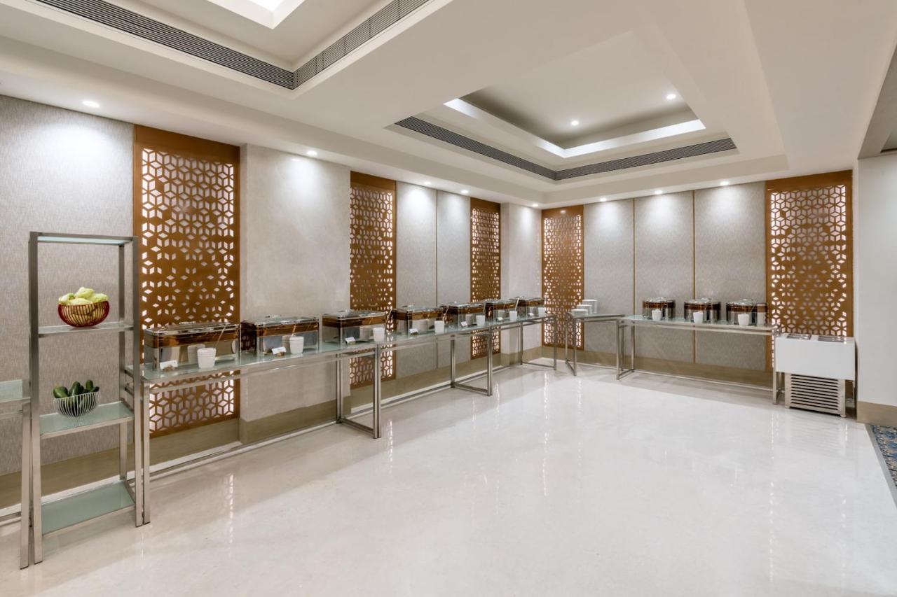 Vivanta Ahmedabad Sg Highway Exterior photo