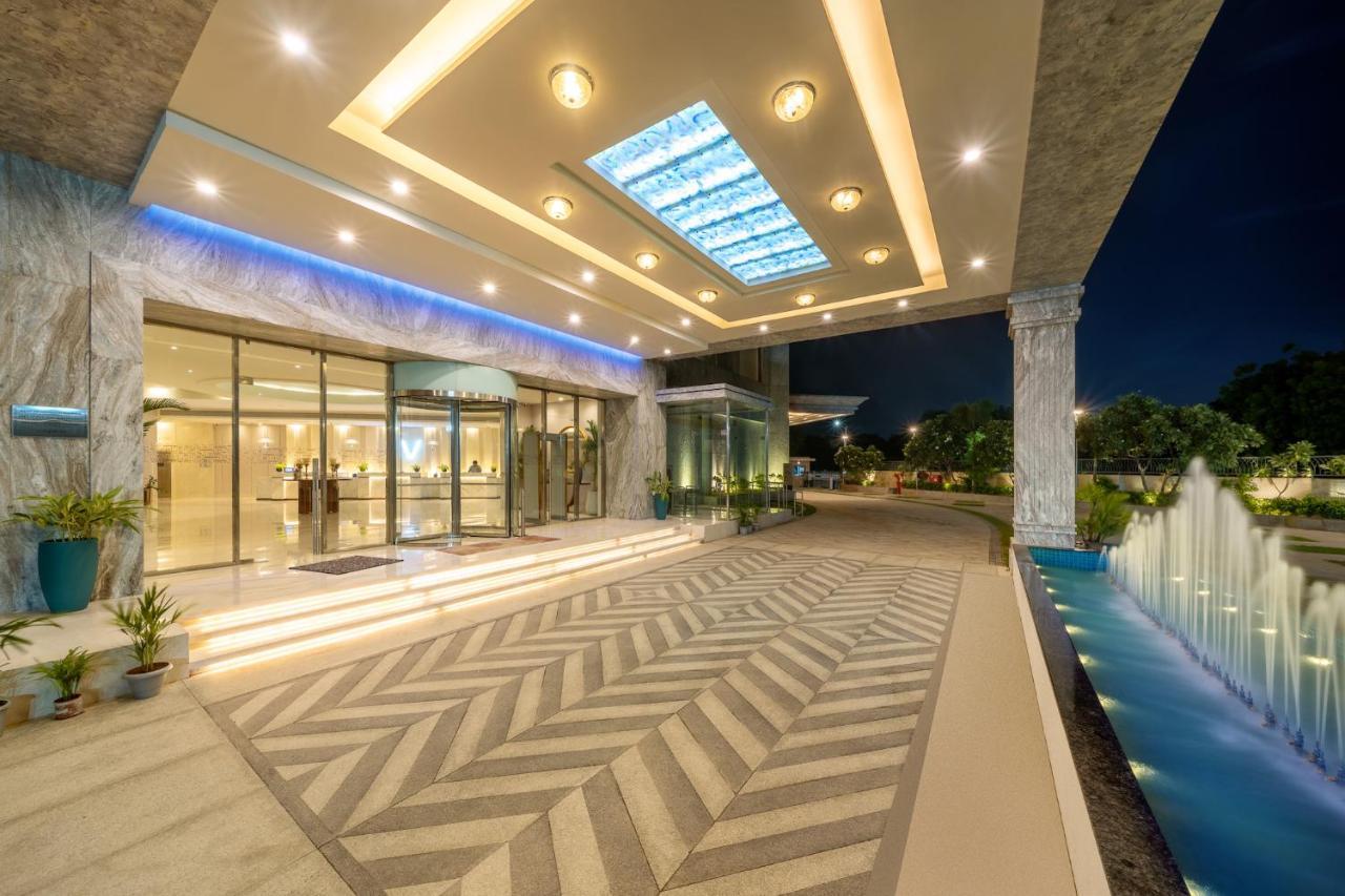 Vivanta Ahmedabad Sg Highway Exterior photo