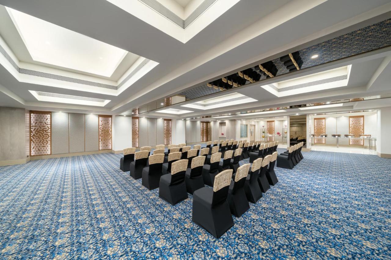 Vivanta Ahmedabad Sg Highway Exterior photo