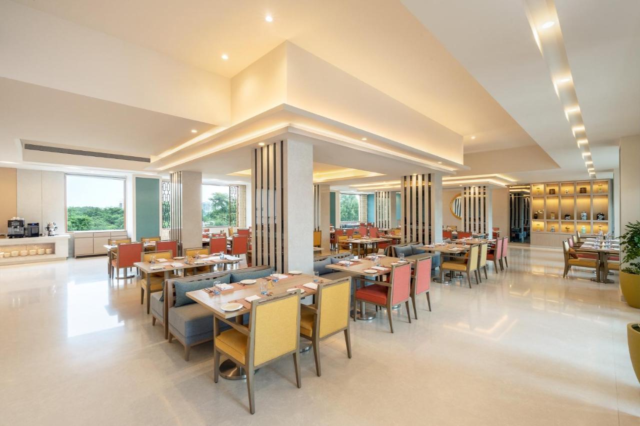 Vivanta Ahmedabad Sg Highway Exterior photo