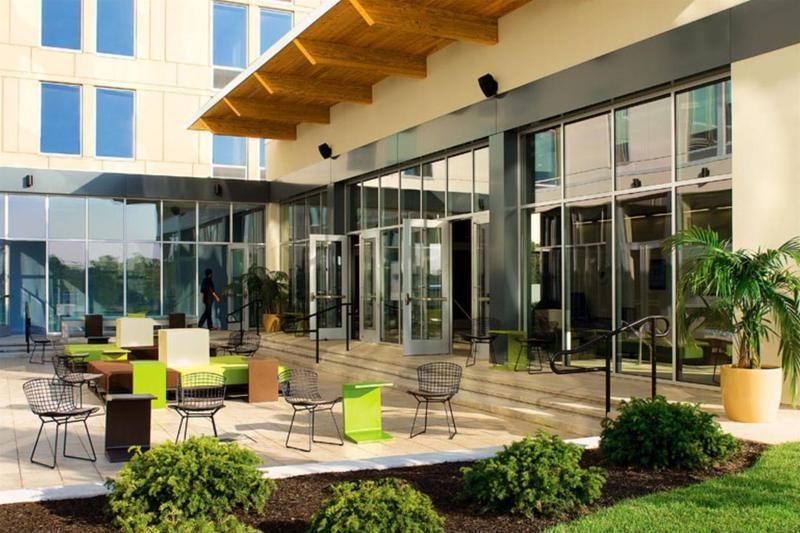 Vivanta Ahmedabad Sg Highway Exterior photo