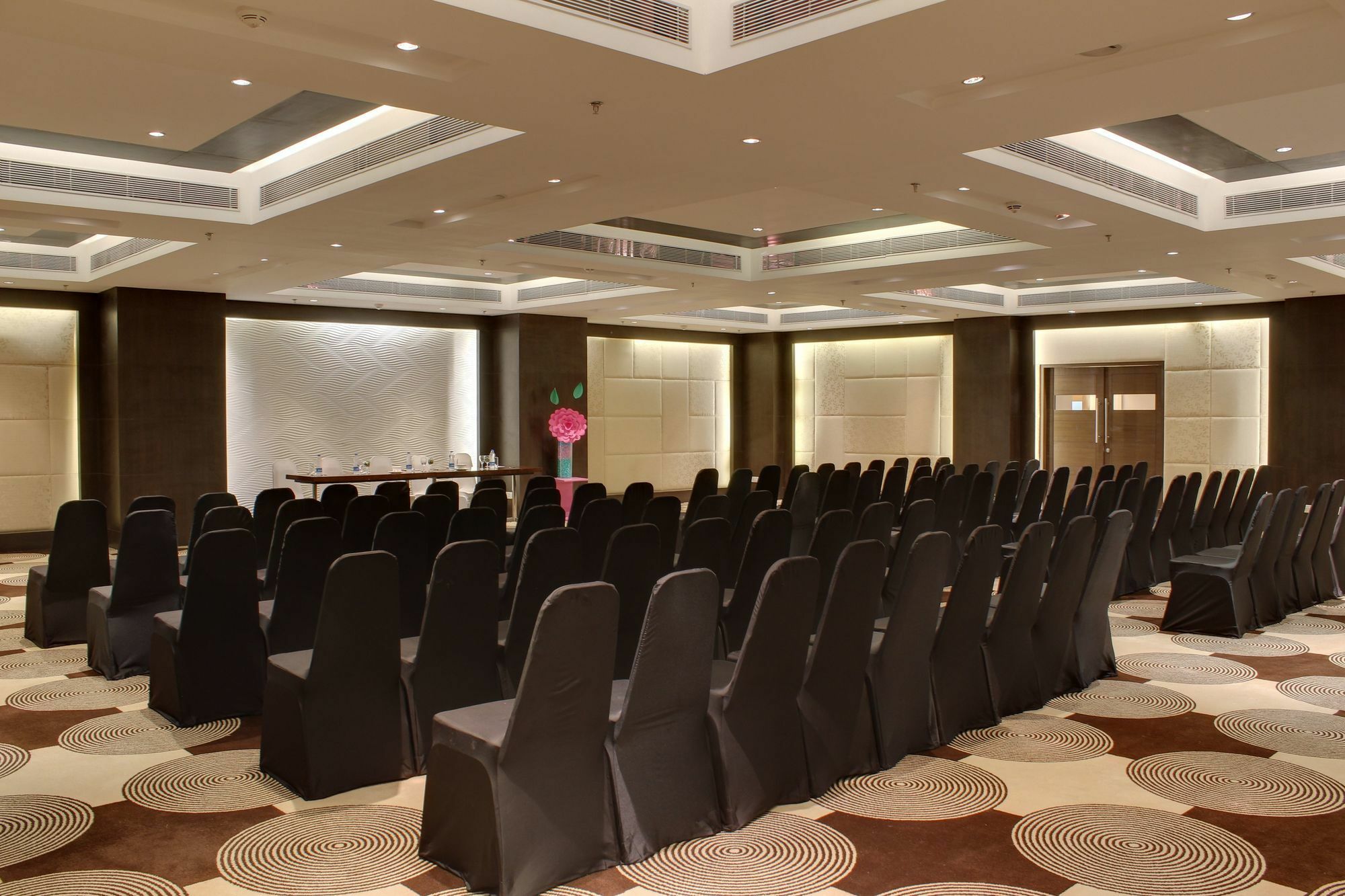 Vivanta Ahmedabad Sg Highway Exterior photo